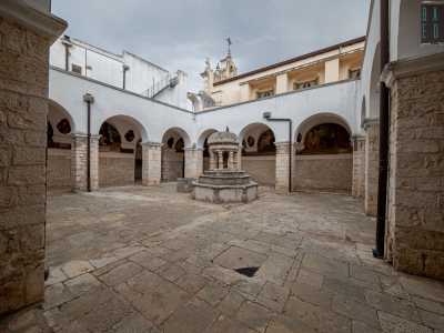Usciamo ora dalla chiesa per entrare, tramite una porta alla destra dell�ingresso, nel chiostro del complesso